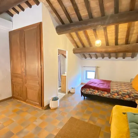 84b6 - Loft In Charming 18th Century Apartment Althen-des-Paluds